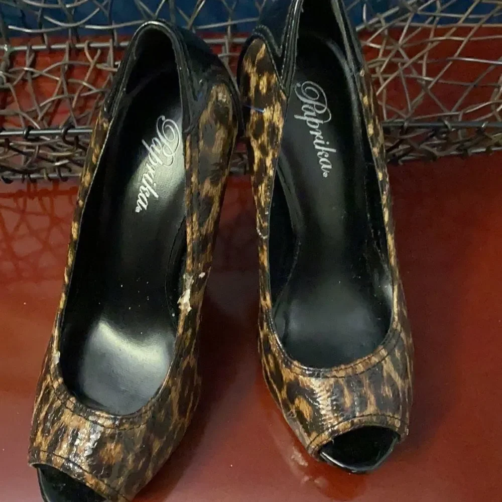 🎁🎁Paprika platform leopard print and black leather.